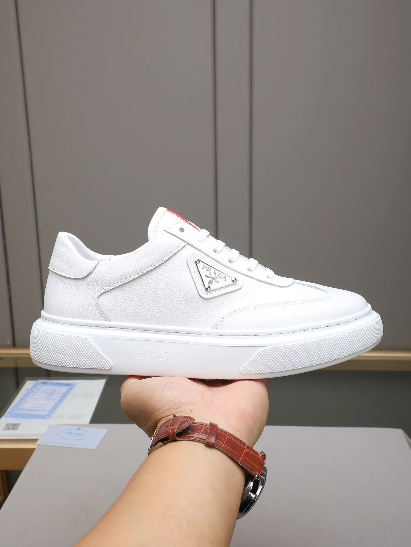 PP460 Prada/Prada men's new casual shoes, this upper is made of imported calfskin + sheep lining! The outside is decorated with the P family's classic metal triangle enamel logo, and the outsole is made of non-slip sports foam ultra-light outsole, which feels good on the feet and is a fashionable and fashionable item!  Size: 38-44 (45 customized)